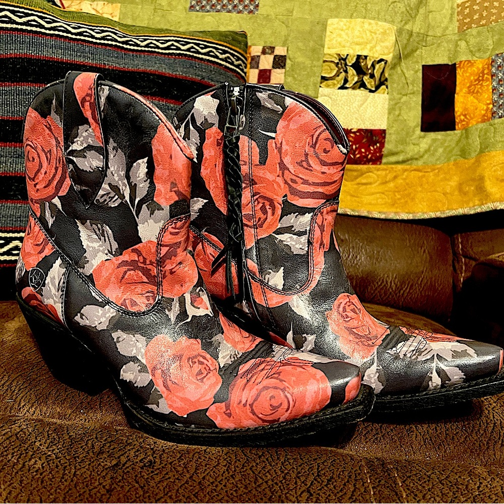 Ariat Circut Cruz Boot size 7 (never worn)